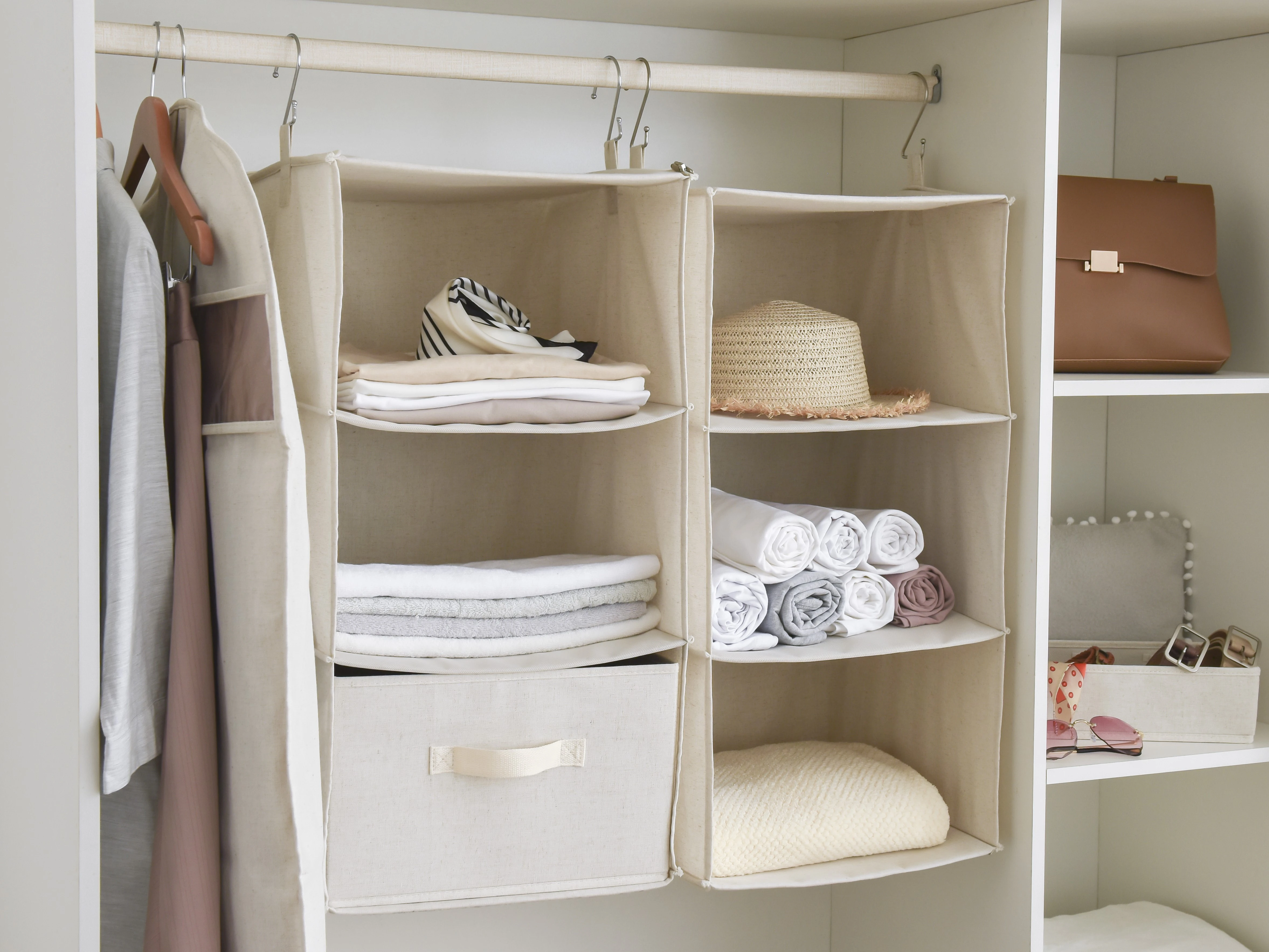 Different Types of Closet Shelves for Hanging Clothes: Which Is Best for Hanging Clothes?